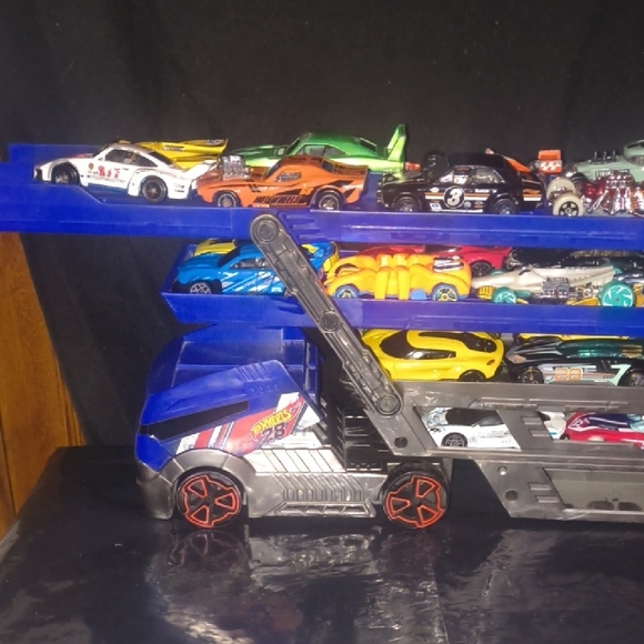 Hot Wheels Collection - 29 Hot Wheels Cars + Tractor Trailer Mega Hauler Storage - Picture 10 of 14